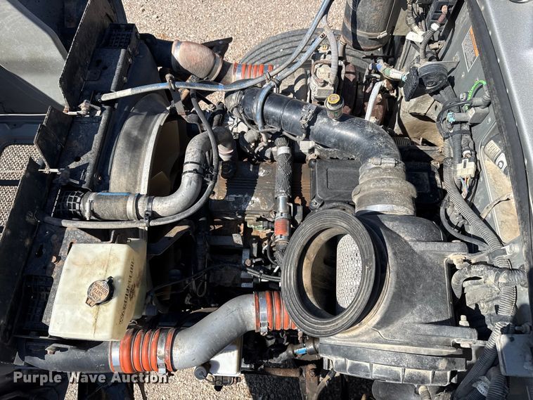 image for item ES5973 2011 Peterbilt 348 rollback truck