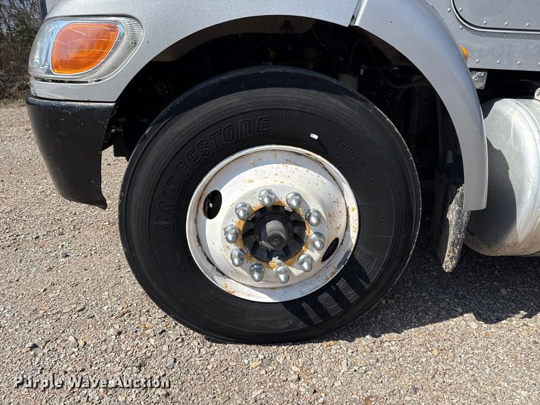 image for item ES5973 2011 Peterbilt 348 rollback truck