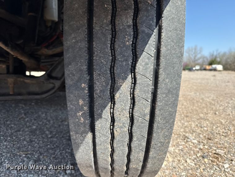 image for item ES5973 2011 Peterbilt 348 rollback truck