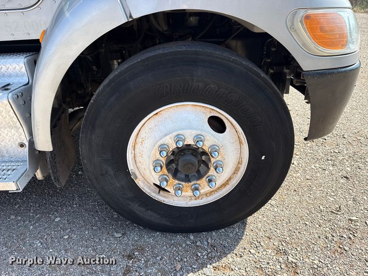 image for item ES5973 2011 Peterbilt 348 rollback truck