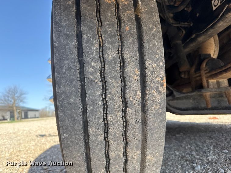 image for item ES5973 2011 Peterbilt 348 rollback truck