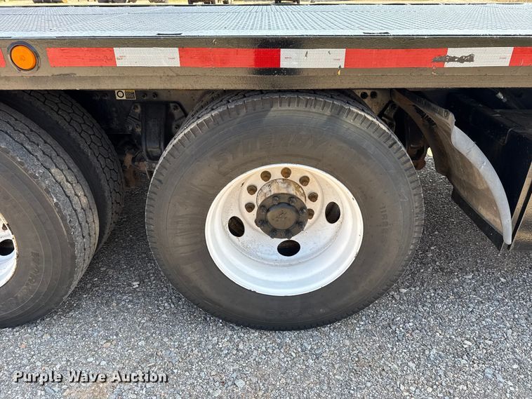 image for item ES5973 2011 Peterbilt 348 rollback truck