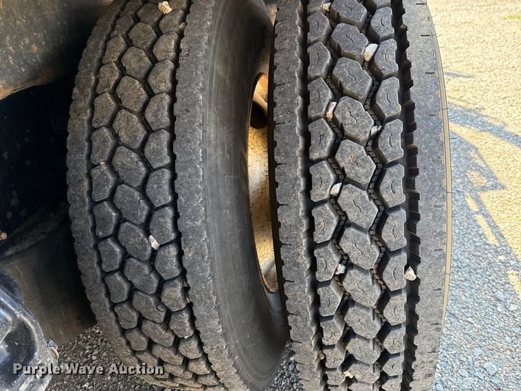 image for item ES5973 2011 Peterbilt 348 rollback truck