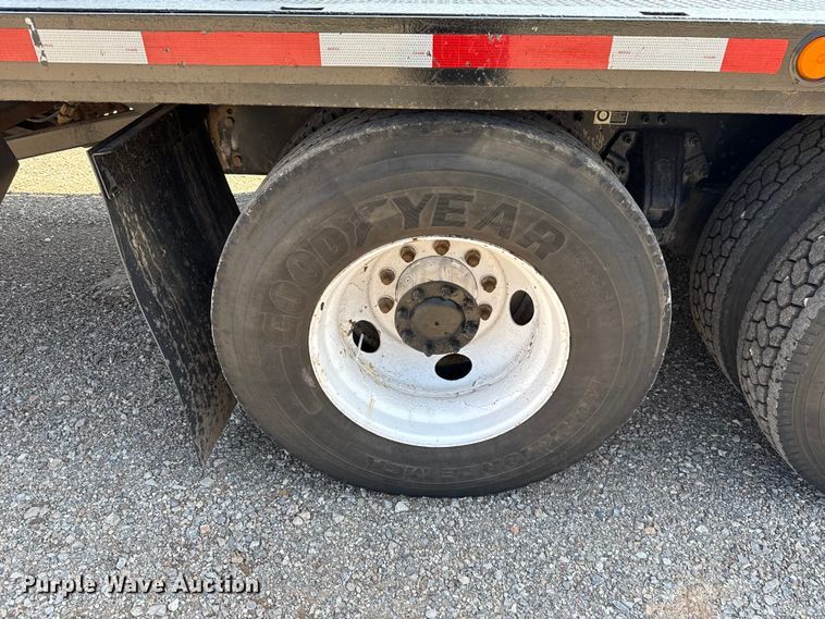 image for item ES5973 2011 Peterbilt 348 rollback truck