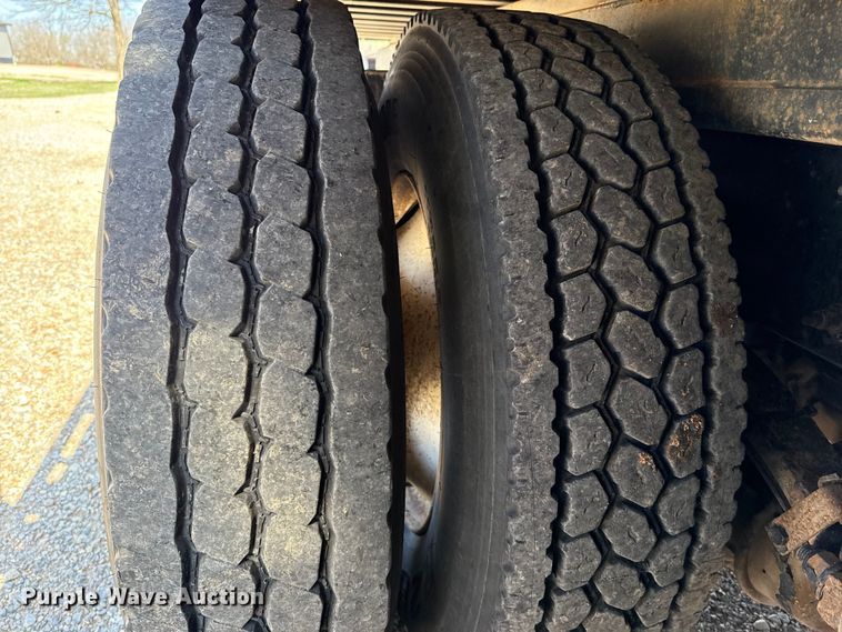 image for item ES5973 2011 Peterbilt 348 rollback truck