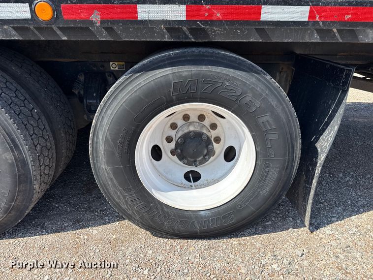 image for item ES5973 2011 Peterbilt 348 rollback truck