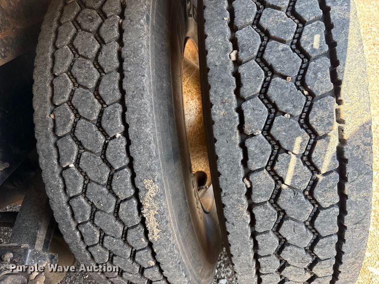 image for item ES5973 2011 Peterbilt 348 rollback truck