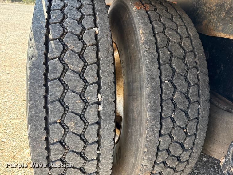 image for item ES5973 2011 Peterbilt 348 rollback truck