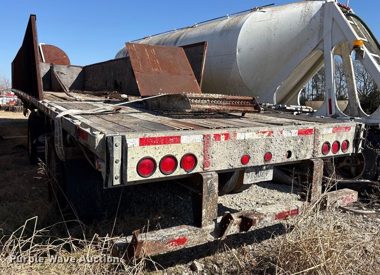 image for item ES8564 1997 Transcraft Eagle W2 flatbed trailer