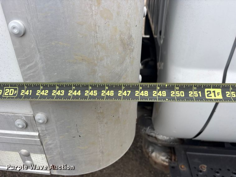 image for item ES8636 2016 Ford F650 box truck