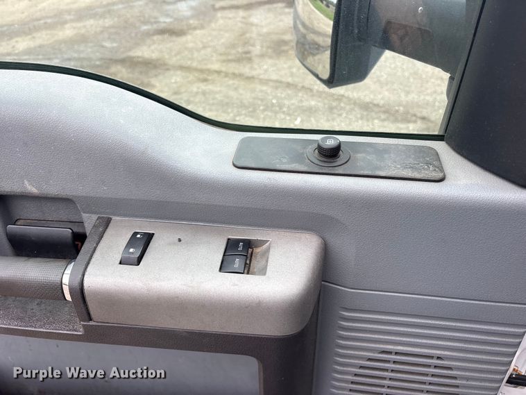 image for item ES8636 2016 Ford F650 box truck