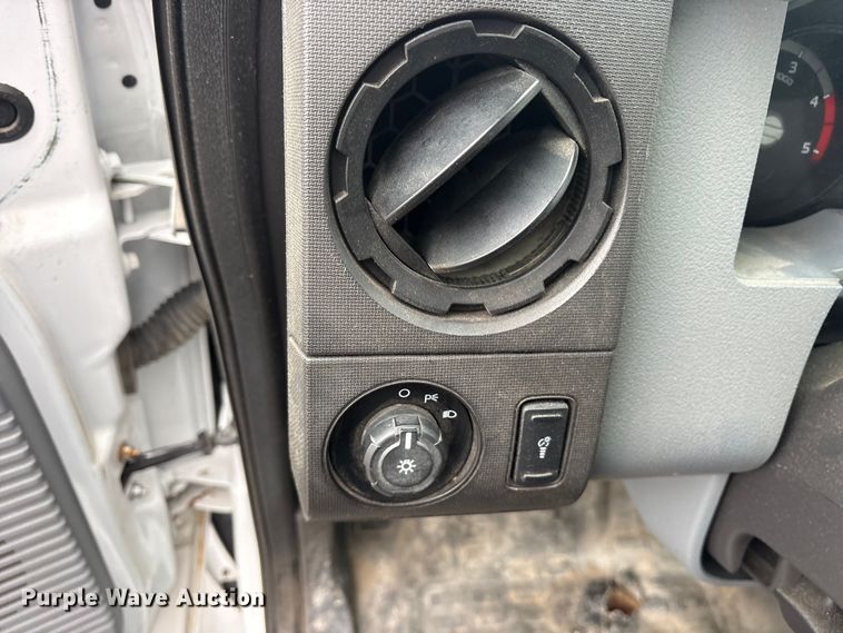 image for item ES8636 2016 Ford F650 box truck