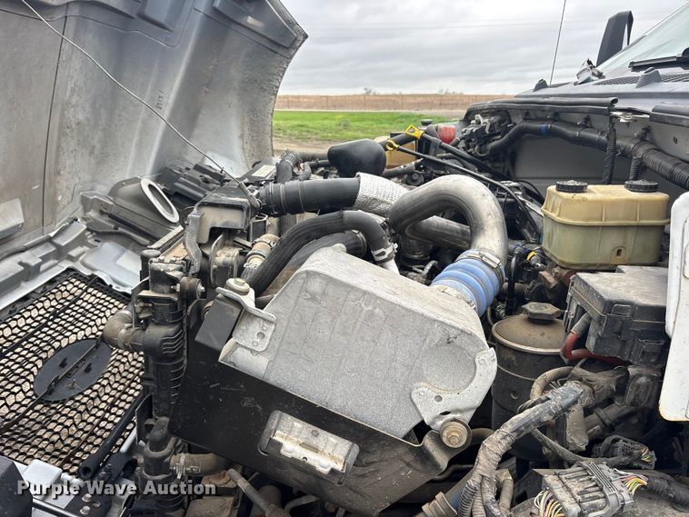 image for item ES8636 2016 Ford F650 box truck