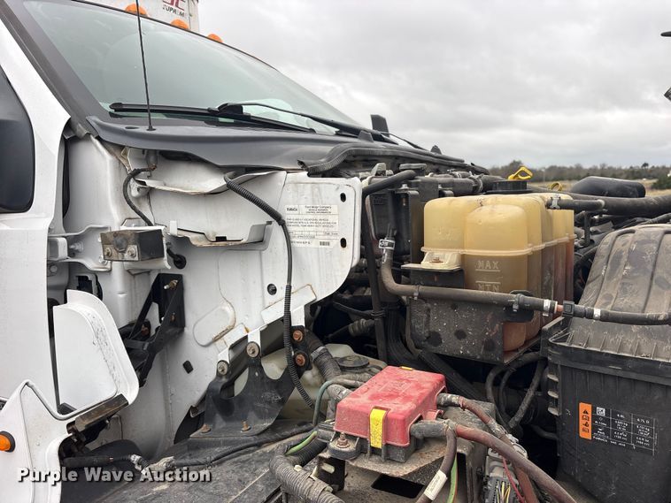 image for item ES8636 2016 Ford F650 box truck