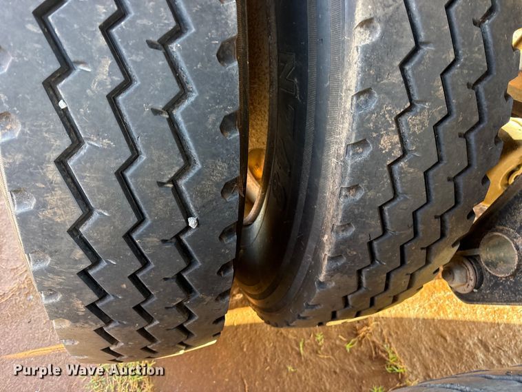 image for item ES8662 1992 Fruehauf PBA-12W-45N flatbed trailer