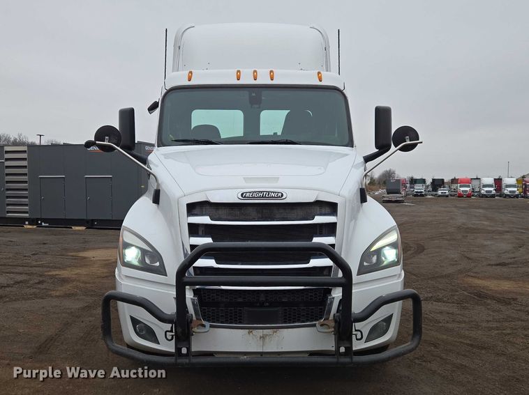 image for item ET1408 2019 Freightliner Cascadia 126 semi truck