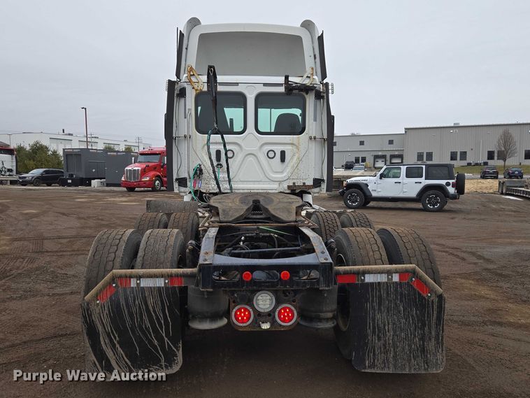 image for item ET1408 2019 Freightliner Cascadia 126 semi truck