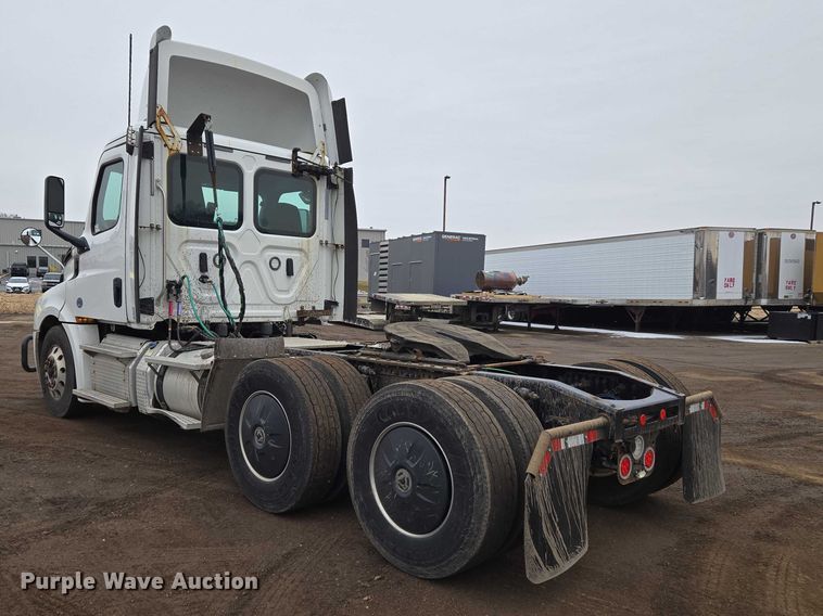 image for item ET1408 2019 Freightliner Cascadia 126 semi truck