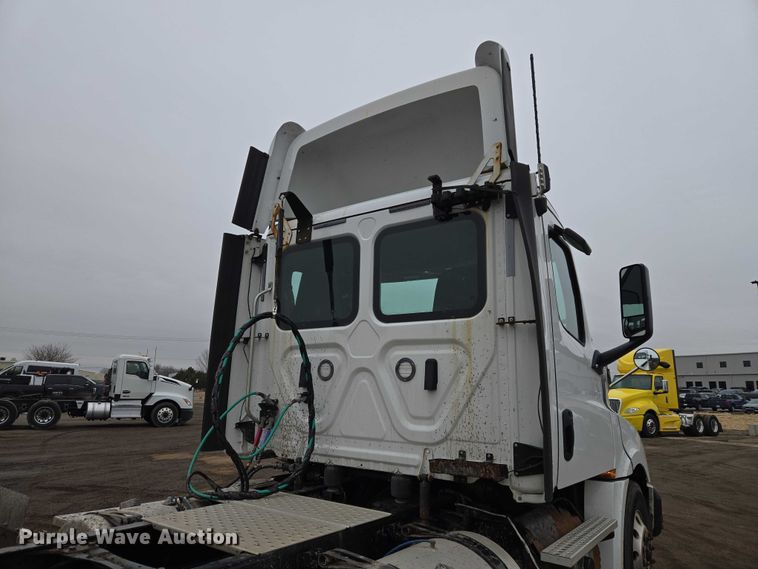 image for item ET1408 2019 Freightliner Cascadia 126 semi truck