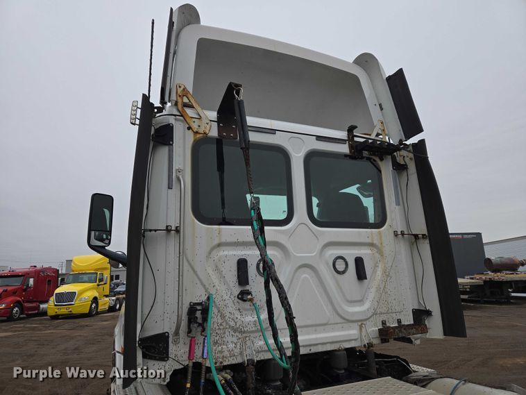image for item ET1408 2019 Freightliner Cascadia 126 semi truck
