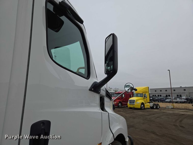 image for item ET1408 2019 Freightliner Cascadia 126 semi truck