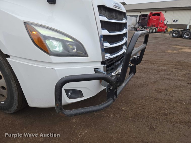 image for item ET1408 2019 Freightliner Cascadia 126 semi truck