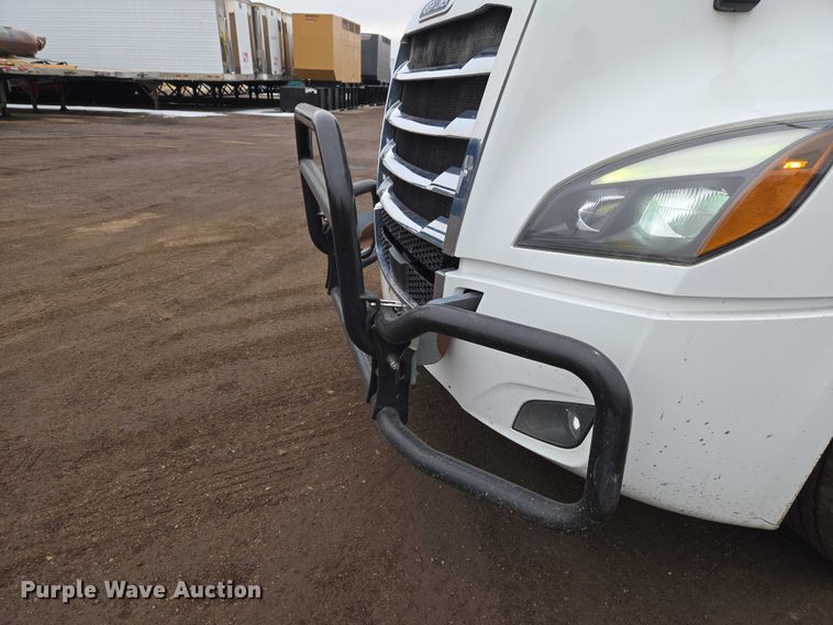 image for item ET1408 2019 Freightliner Cascadia 126 semi truck