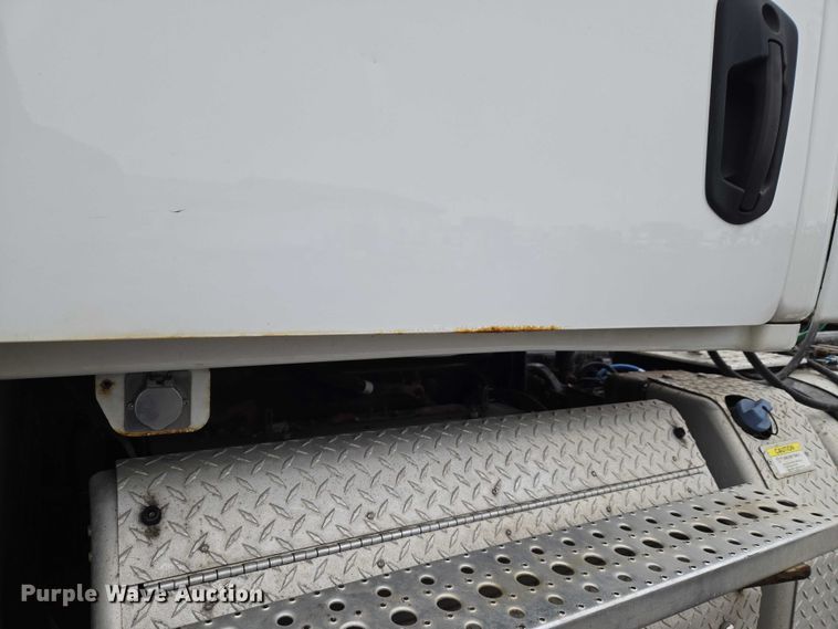 image for item ET1408 2019 Freightliner Cascadia 126 semi truck