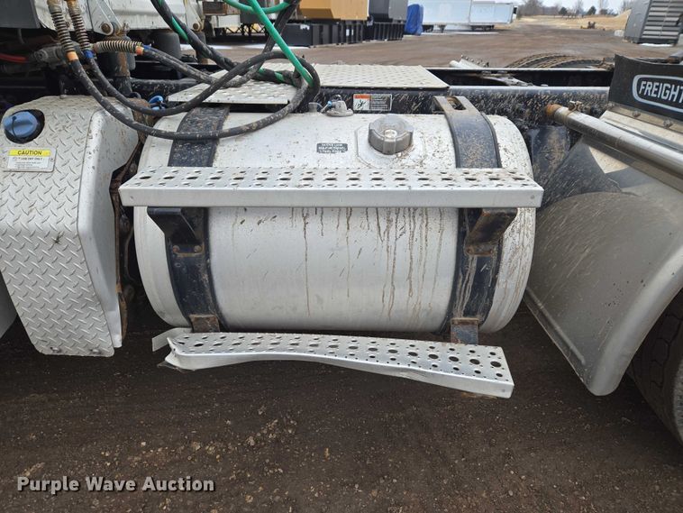 image for item ET1408 2019 Freightliner Cascadia 126 semi truck