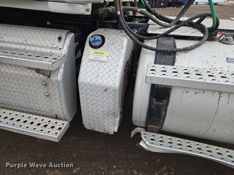 image for item ET1408 2019 Freightliner Cascadia 126 semi truck