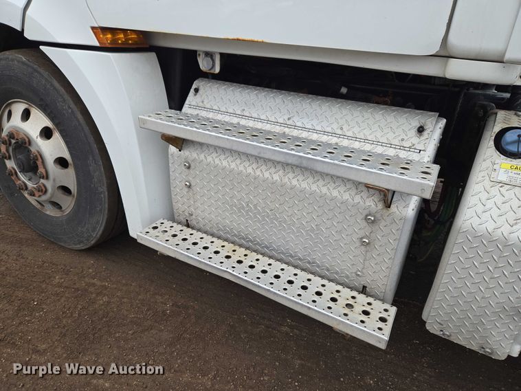 image for item ET1408 2019 Freightliner Cascadia 126 semi truck