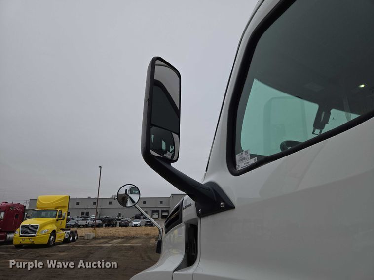 image for item ET1408 2019 Freightliner Cascadia 126 semi truck