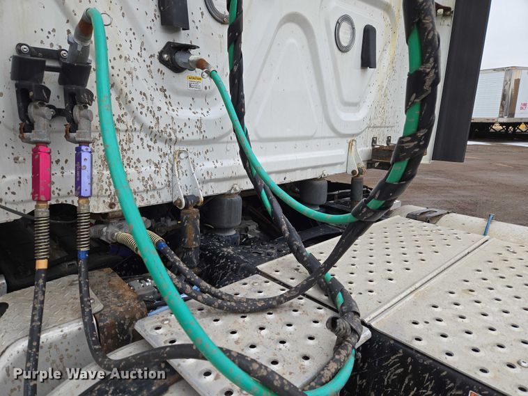 image for item ET1408 2019 Freightliner Cascadia 126 semi truck