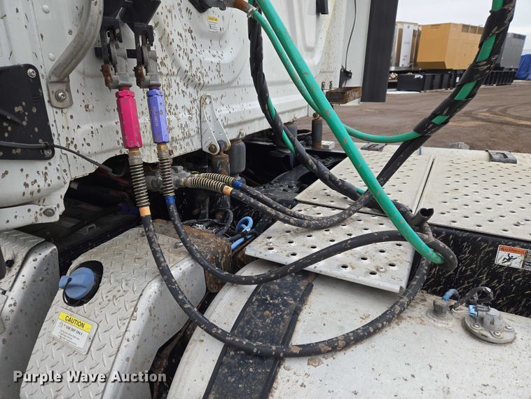 image for item ET1408 2019 Freightliner Cascadia 126 semi truck