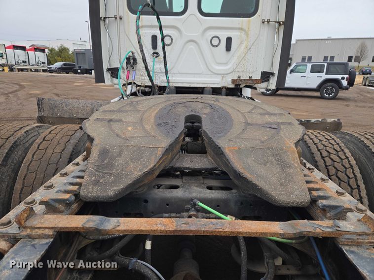 image for item ET1408 2019 Freightliner Cascadia 126 semi truck