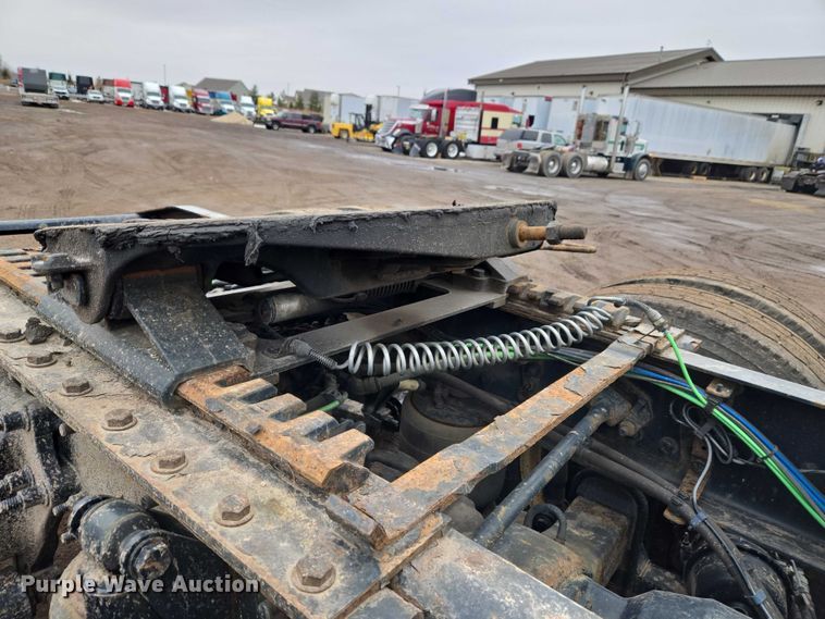 image for item ET1408 2019 Freightliner Cascadia 126 semi truck