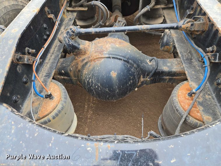 image for item ET1408 2019 Freightliner Cascadia 126 semi truck