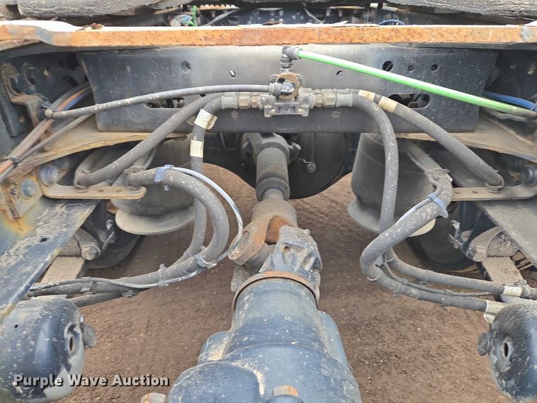 image for item ET1408 2019 Freightliner Cascadia 126 semi truck