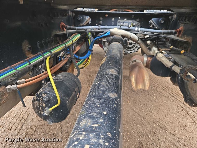 image for item ET1408 2019 Freightliner Cascadia 126 semi truck