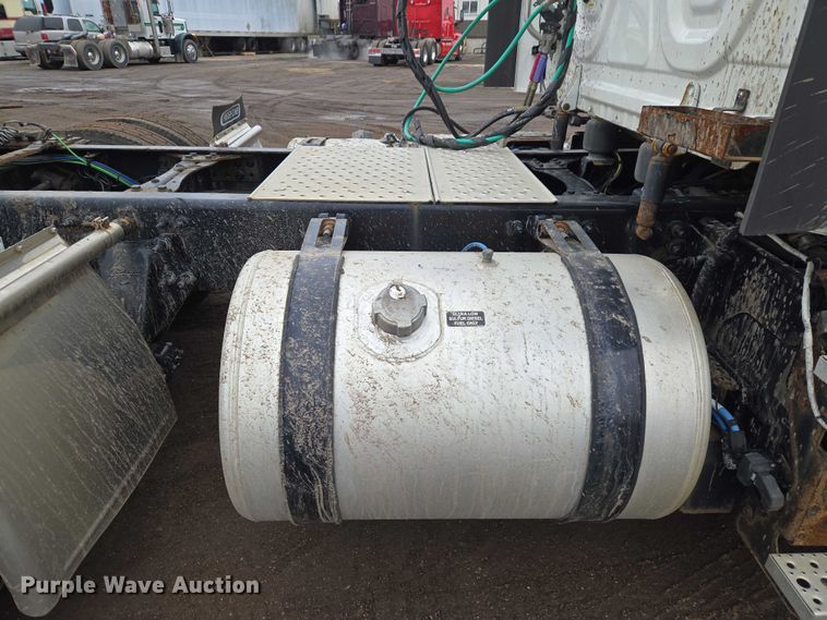 image for item ET1408 2019 Freightliner Cascadia 126 semi truck