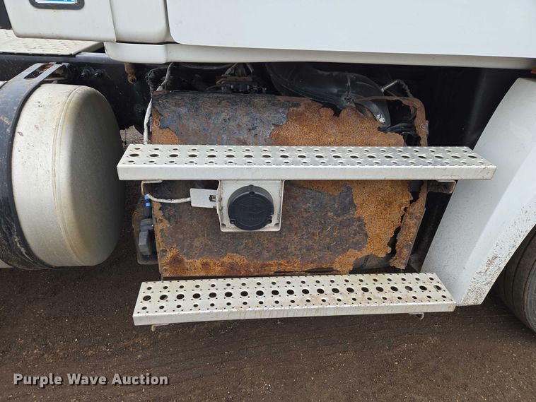 image for item ET1408 2019 Freightliner Cascadia 126 semi truck