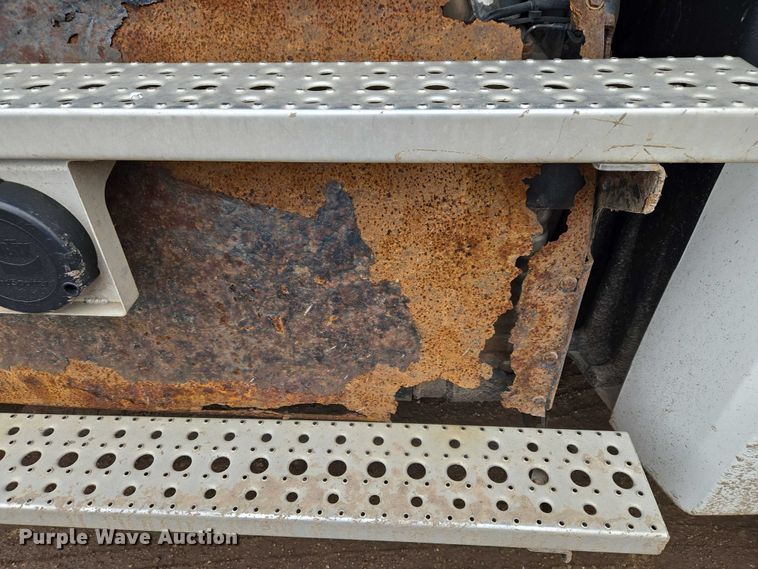 image for item ET1408 2019 Freightliner Cascadia 126 semi truck