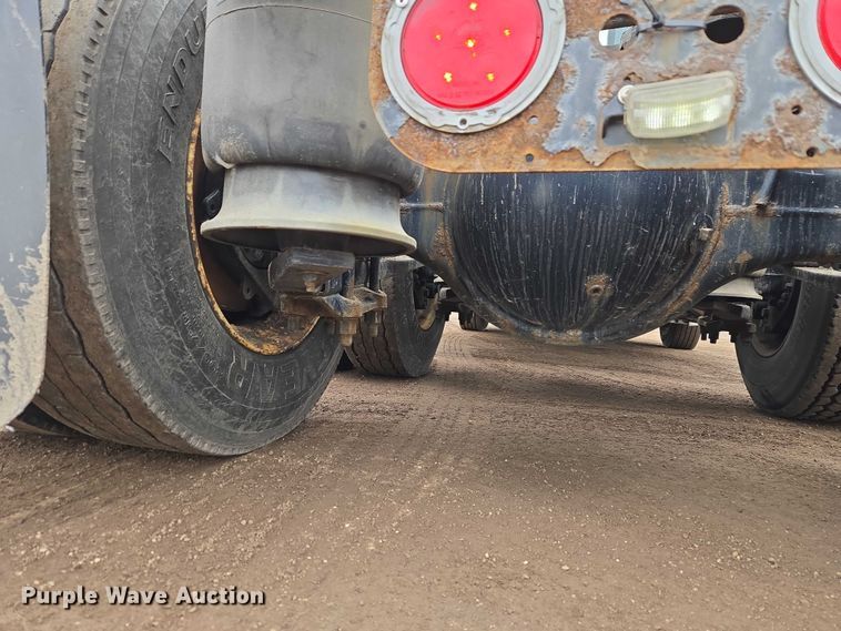 image for item ET1408 2019 Freightliner Cascadia 126 semi truck