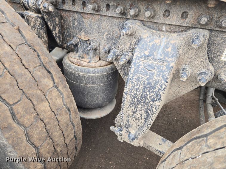 image for item ET1408 2019 Freightliner Cascadia 126 semi truck