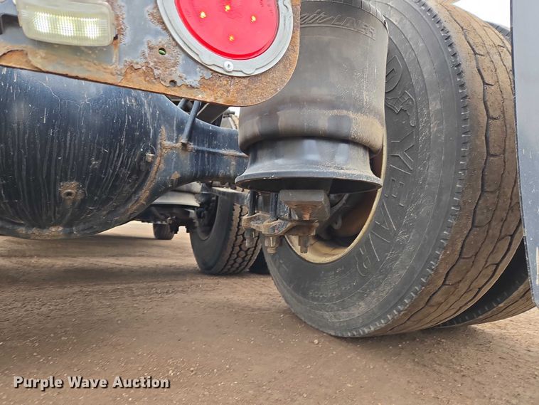 image for item ET1408 2019 Freightliner Cascadia 126 semi truck