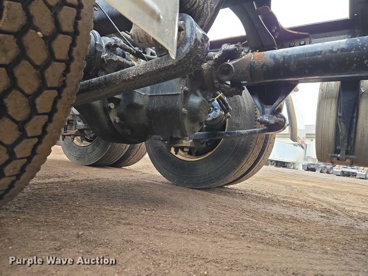 image for item ET1408 2019 Freightliner Cascadia 126 semi truck