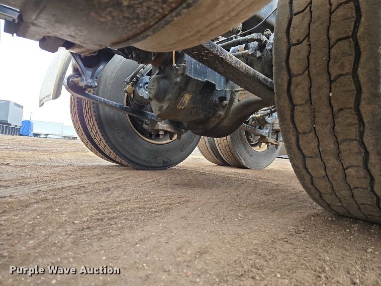 image for item ET1408 2019 Freightliner Cascadia 126 semi truck