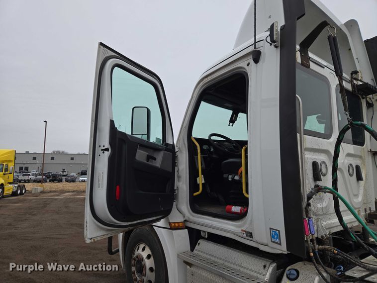 image for item ET1408 2019 Freightliner Cascadia 126 semi truck