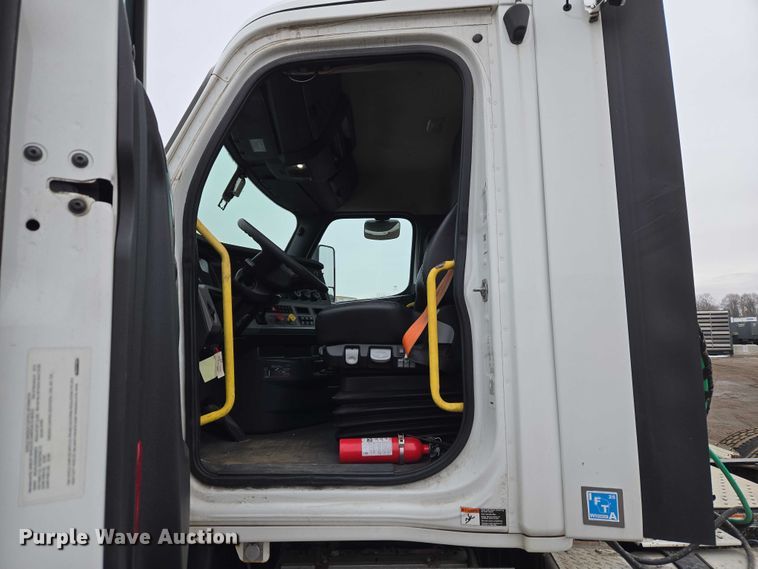 image for item ET1408 2019 Freightliner Cascadia 126 semi truck