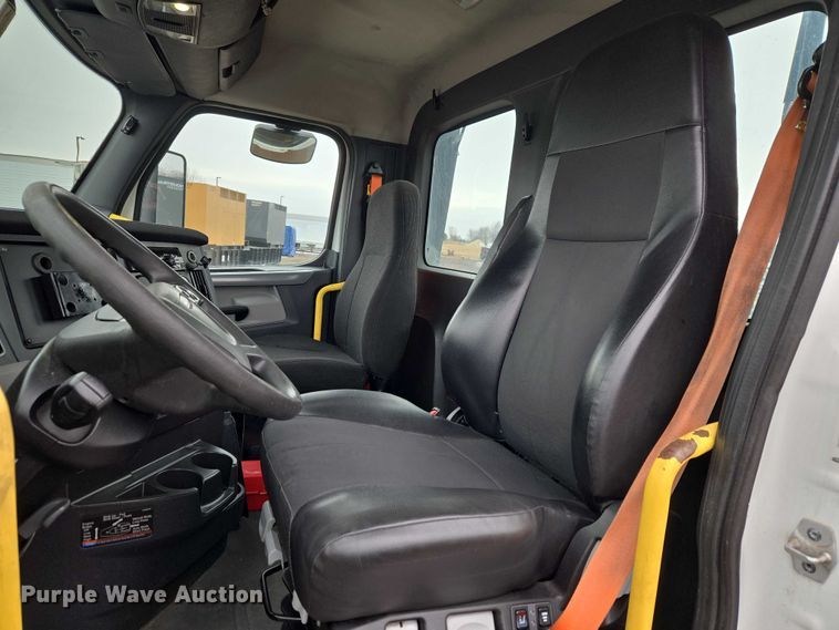 image for item ET1408 2019 Freightliner Cascadia 126 semi truck